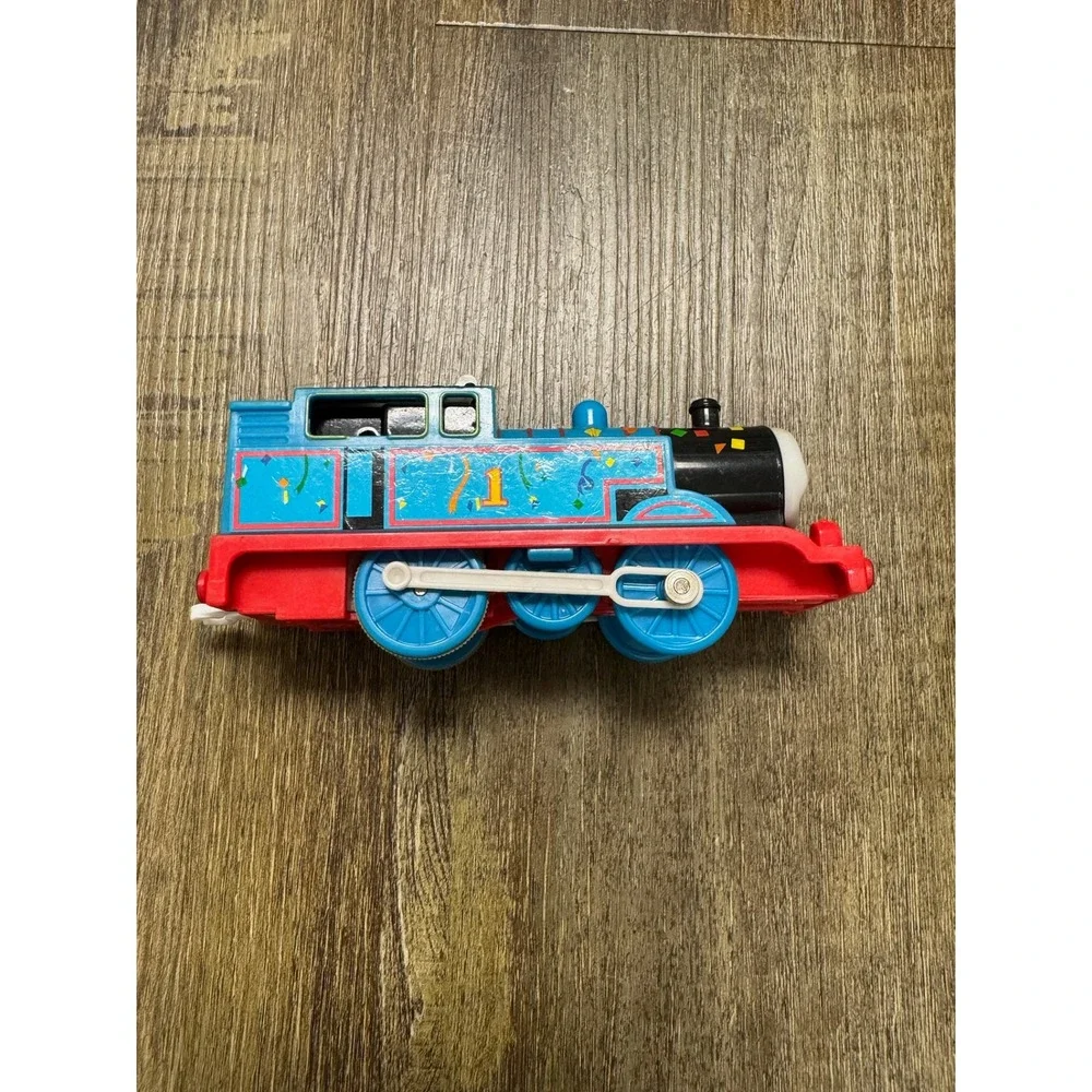 Thomas & Friends TrackMaster Motorized Thomas Confetti Celebration Train BDP11